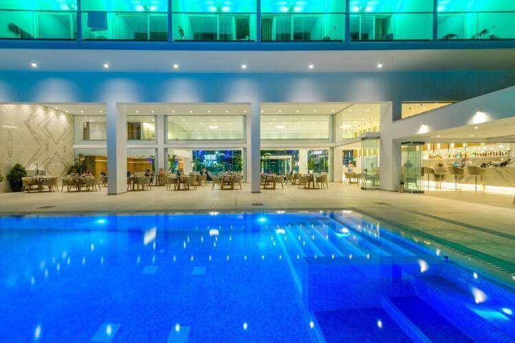 Seasons Hotel (Adults Only 14+)
