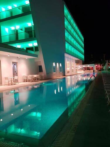 Seasons Hotel (Adults Only 14+)