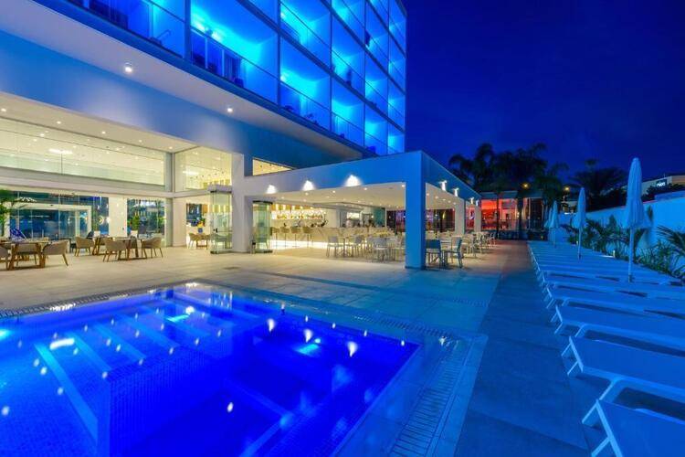 Seasons Hotel (Adults Only 14+)