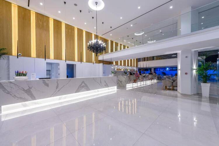 Seasons Hotel (Adults Only 14+)
