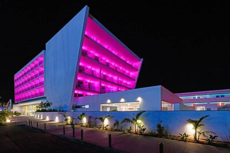 Seasons Hotel (Adults Only 14+)