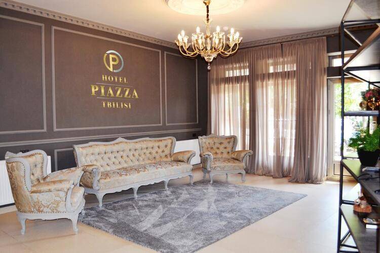 Piazza Hotel