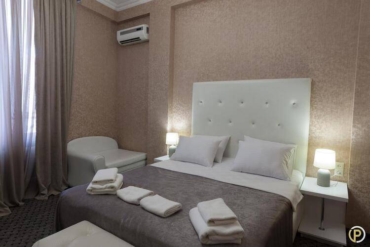 Piazza Hotel