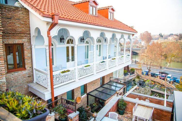 Aivani Hotel
