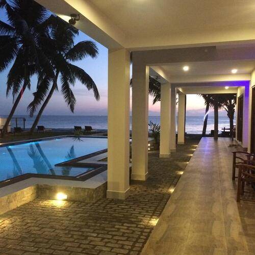 Sapphire Seas Beachfront (Adults Only 18+)