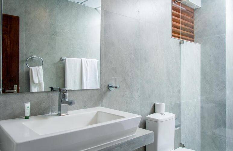 Sapphire Seas Beachfront (Adults Only 18+)