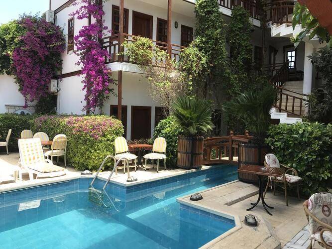 Karyatit Hotel