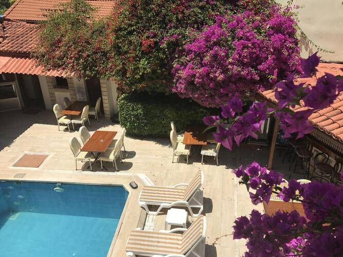 Karyatit Hotel