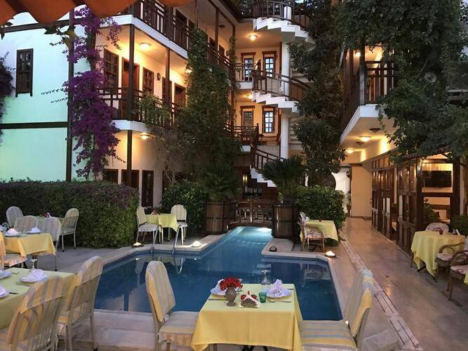 Karyatit Hotel