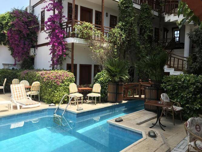 Karyatit Hotel