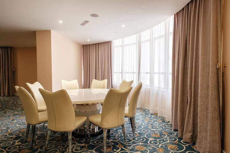 Crystal Plaza Al Majaz (Ex.Tulip Inn Al Khan Hotel)