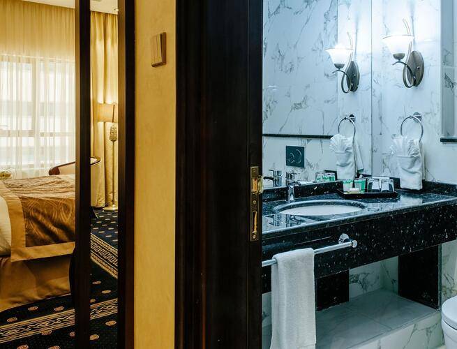Crystal Plaza Al Majaz (Ex.Tulip Inn Al Khan Hotel)