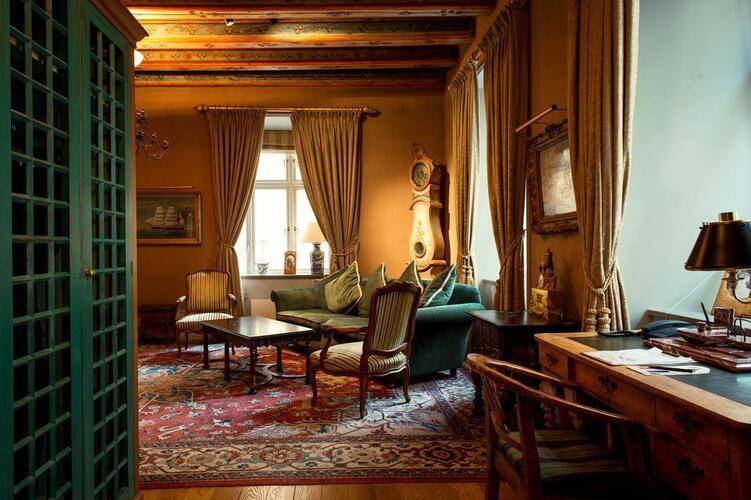 Collector's Victory Hotel