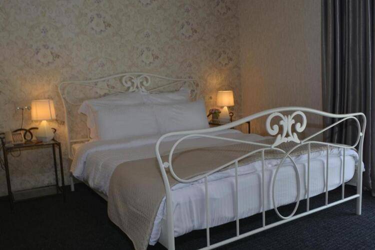 Redline Hotel