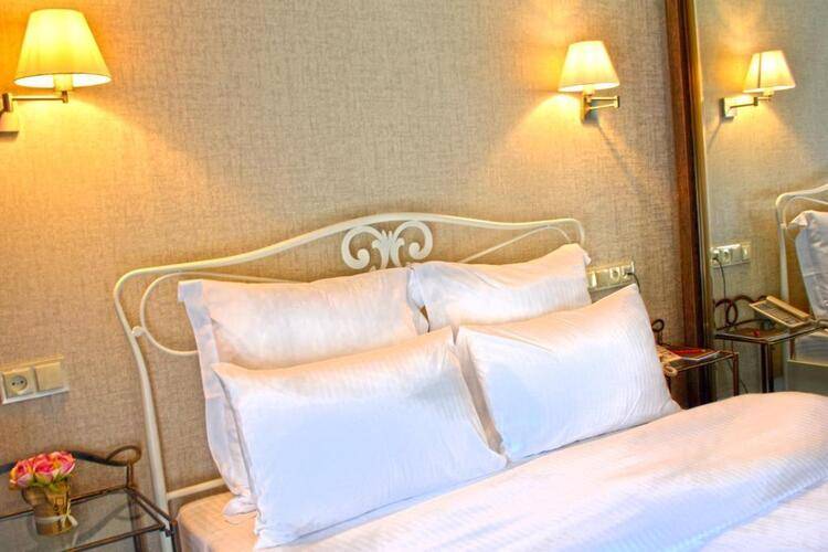 Redline Hotel