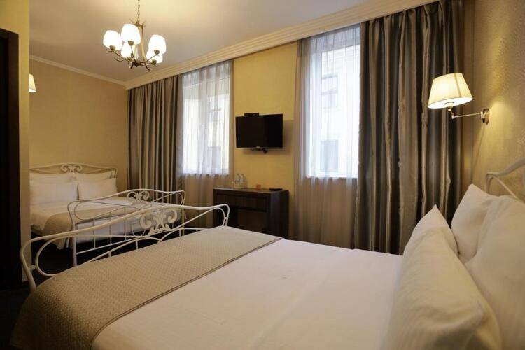 Redline Hotel