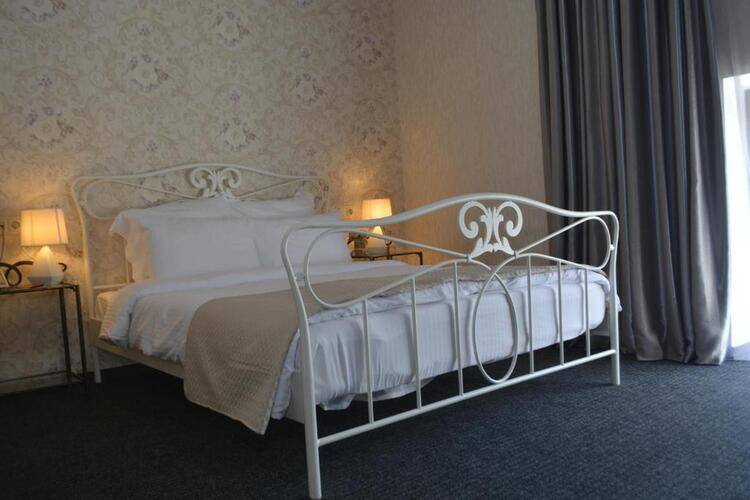 Redline Hotel