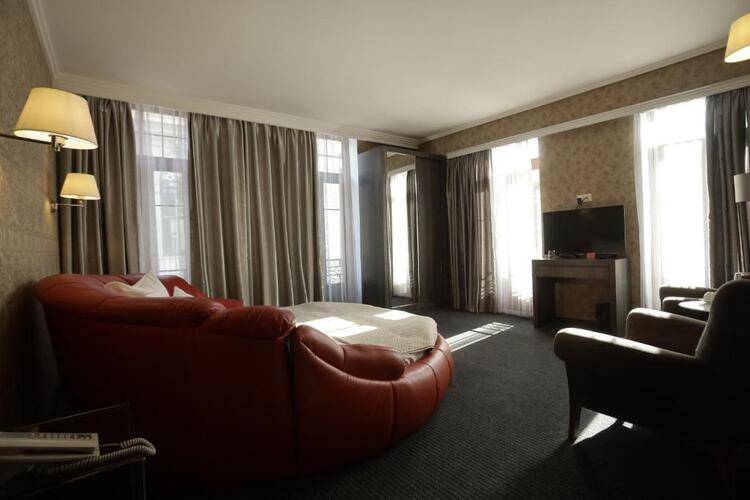 Redline Hotel