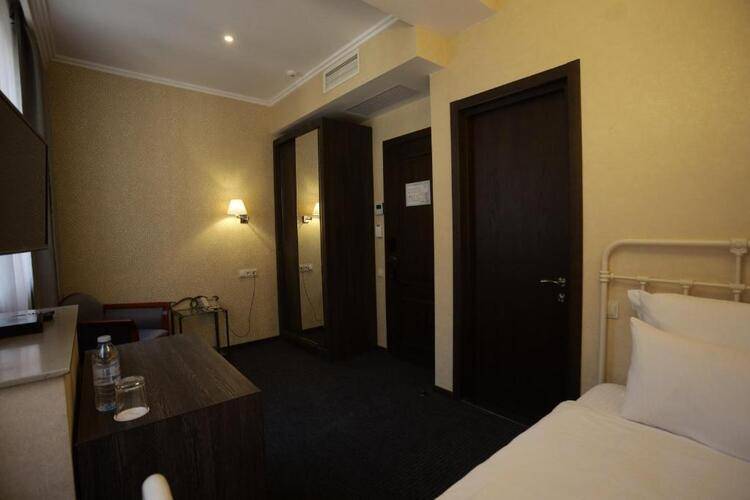 Redline Hotel