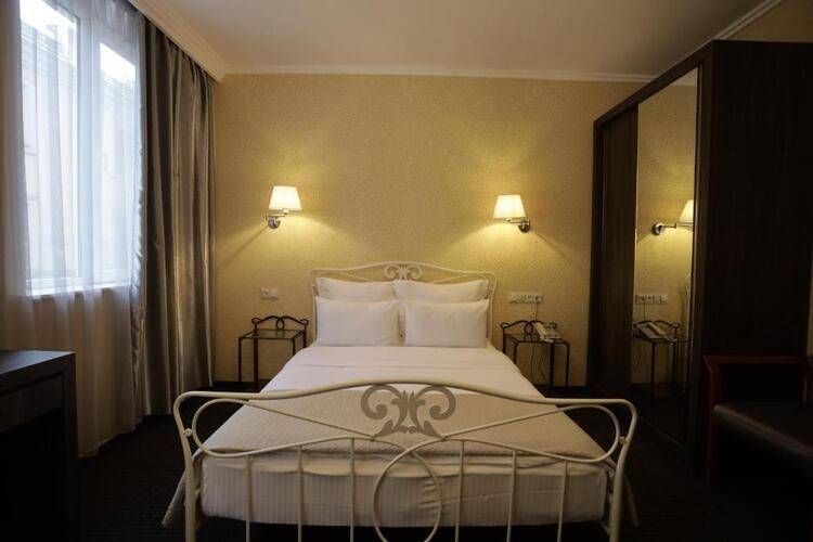 Redline Hotel