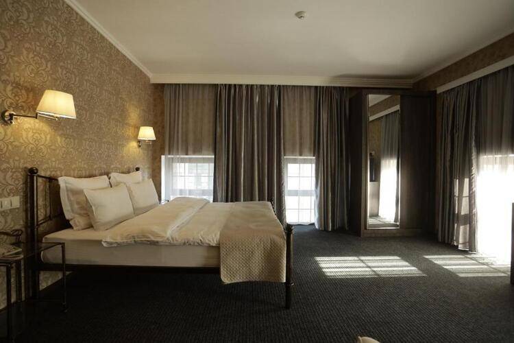 Redline Hotel