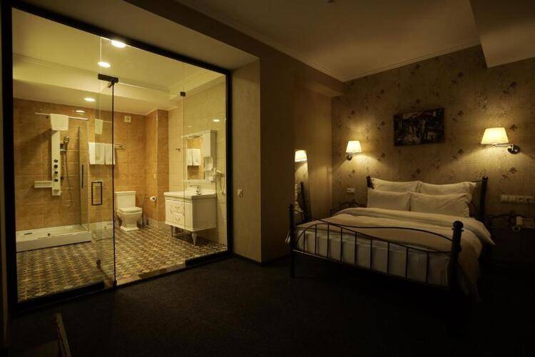 Redline Hotel