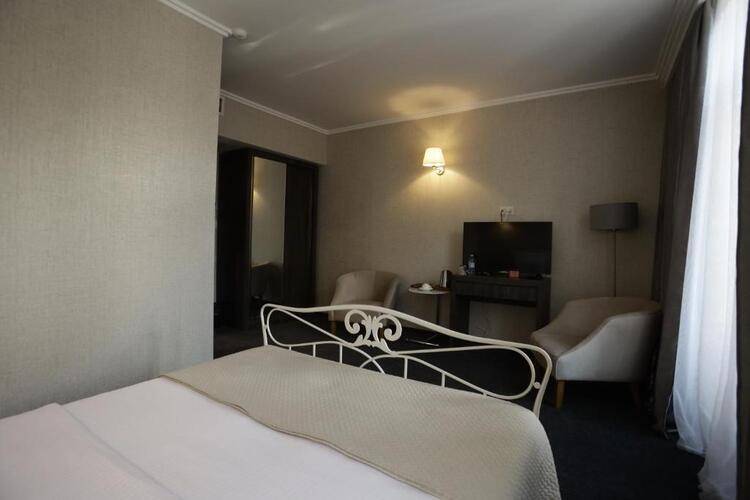 Redline Hotel