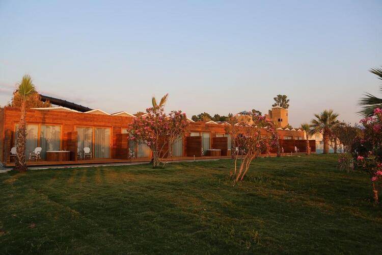 Risus Aqua Beach Resort Hotel