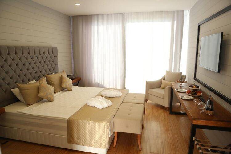 Risus Aqua Beach Resort Hotel