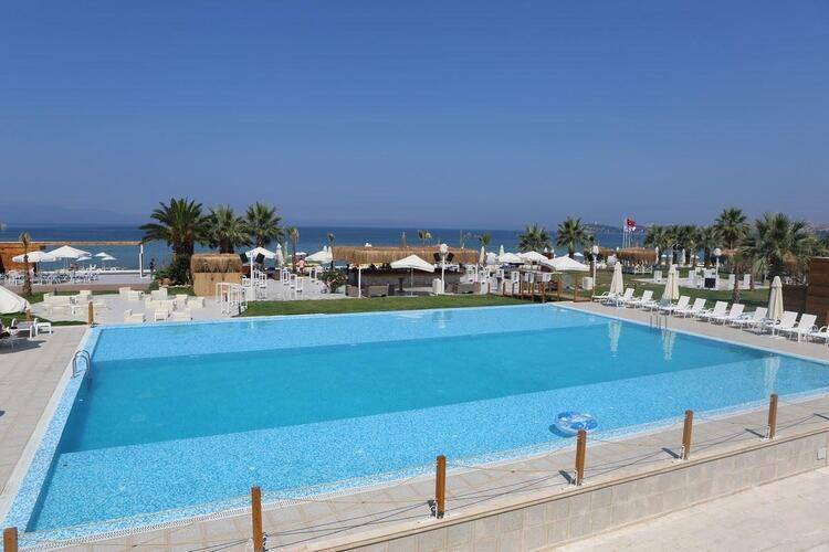 Risus Aqua Beach Resort Hotel