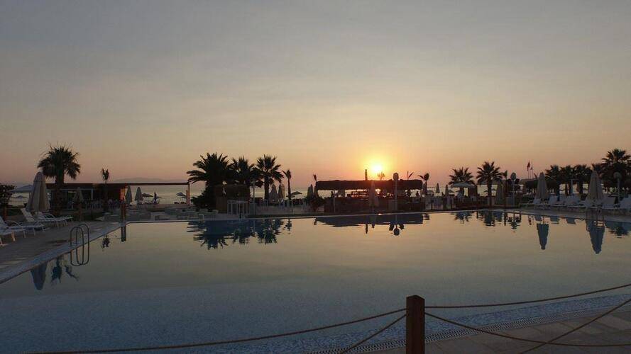 Risus Aqua Beach Resort Hotel