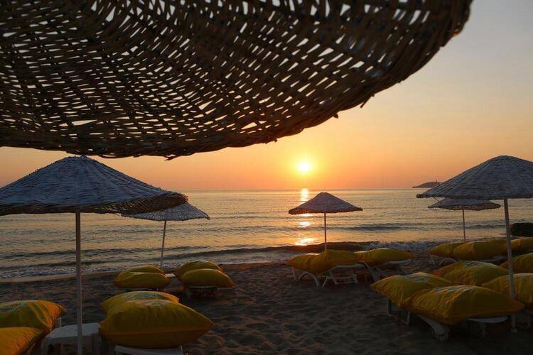 Risus Aqua Beach Resort Hotel