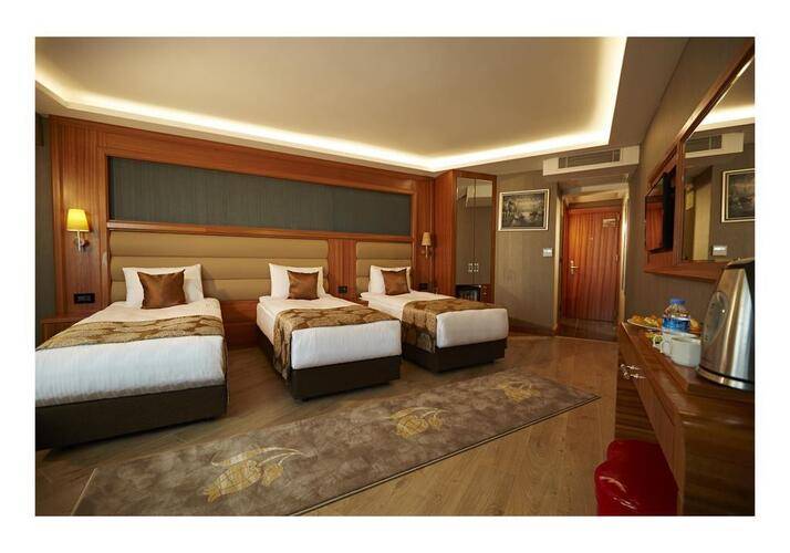 Ilkbal Deluxe Hotel