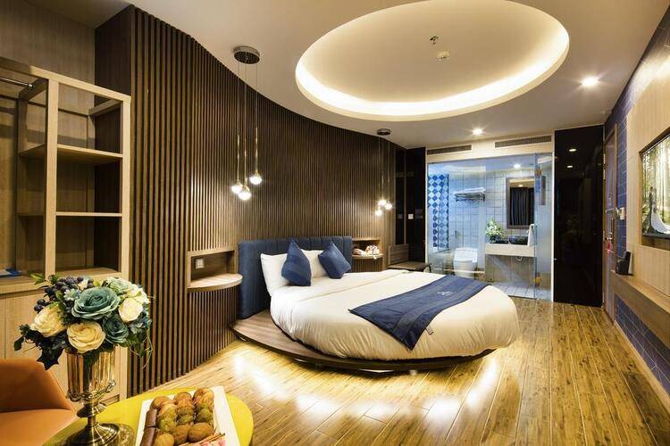 Aaron Hotel