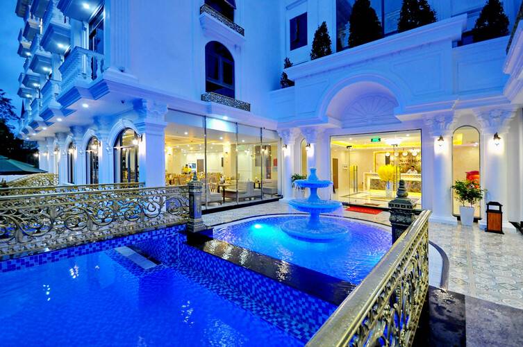 Crown Nguyen Hoang Hotel