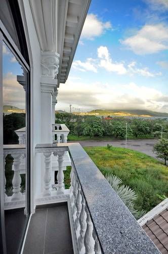 Crown Nguyen Hoang Hotel