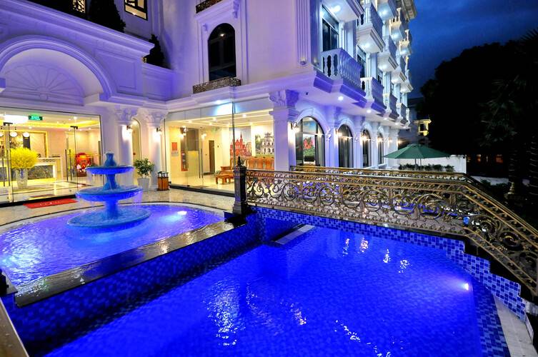 Crown Nguyen Hoang Hotel