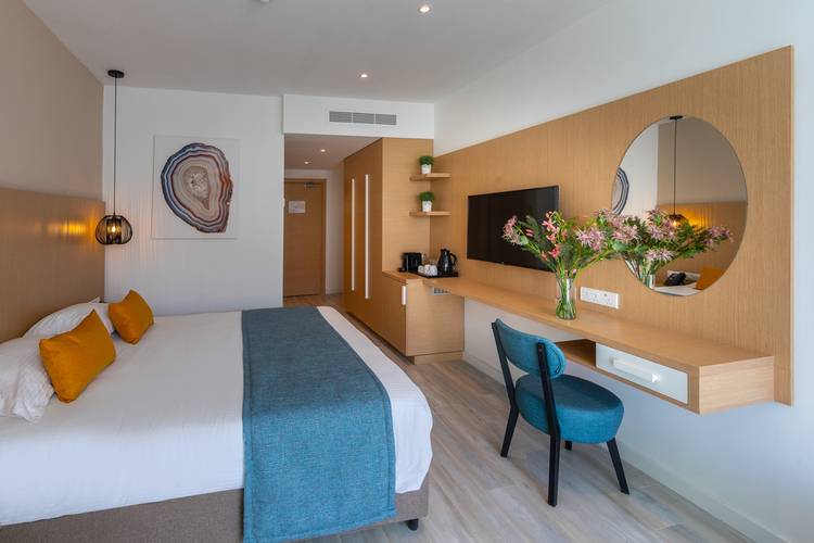 Leonardo Crystal Cove Hotel & Spa By The Sea (Adults Only 16+)