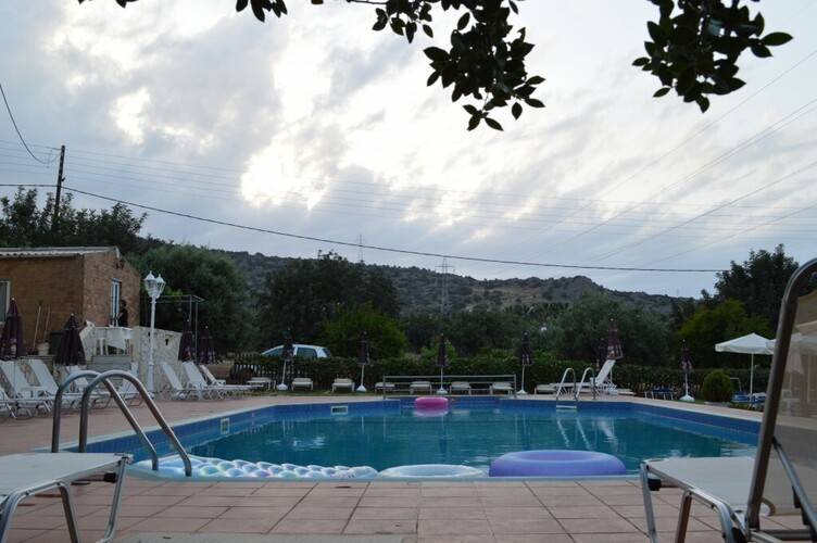Nikos Apartments