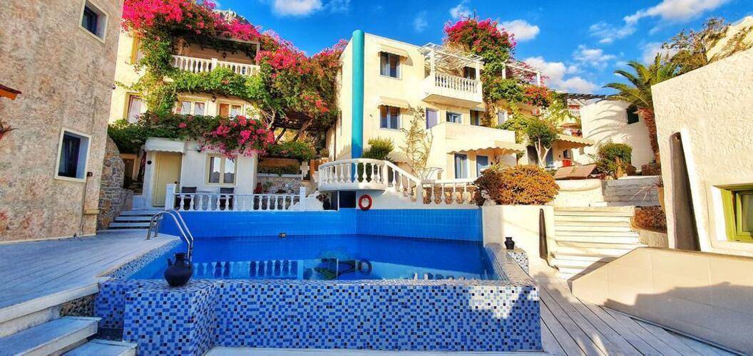 Korifi Suites Art Hotel