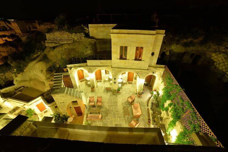 Canyon Cave Hotel