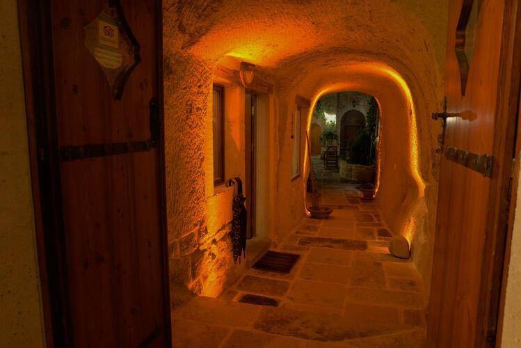 Canyon Cave Hotel