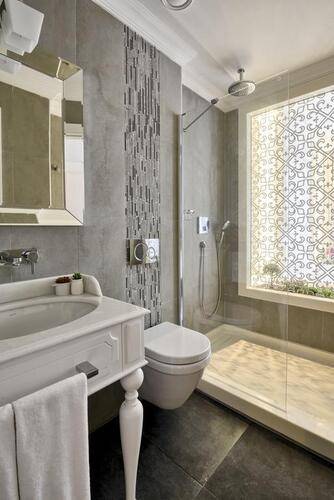 Mirrors Hotel