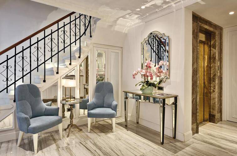 Mirrors Hotel