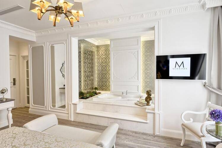 Mirrors Hotel