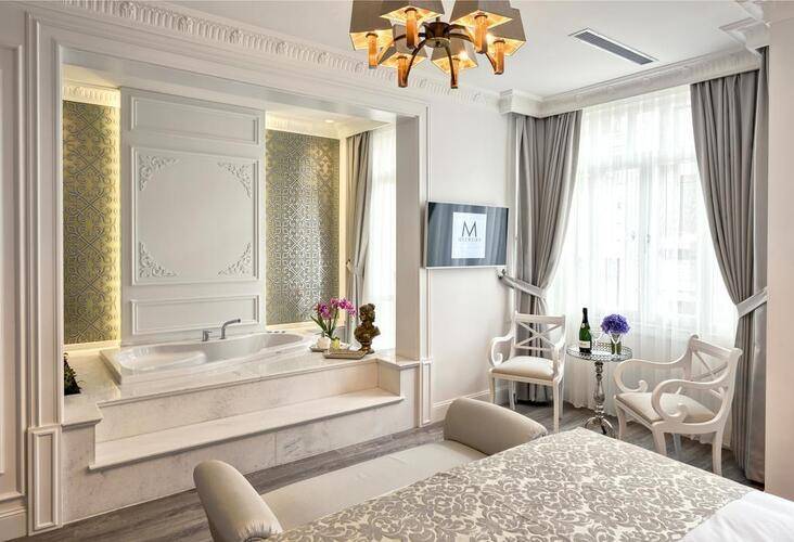 Mirrors Hotel