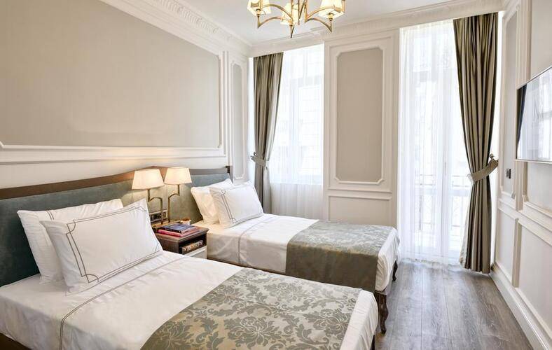 Mirrors Hotel