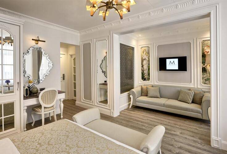 Mirrors Hotel