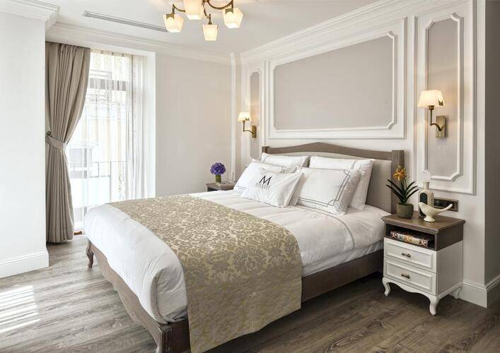 Mirrors Hotel