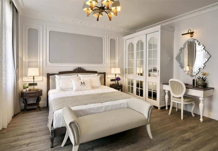 Mirrors Hotel